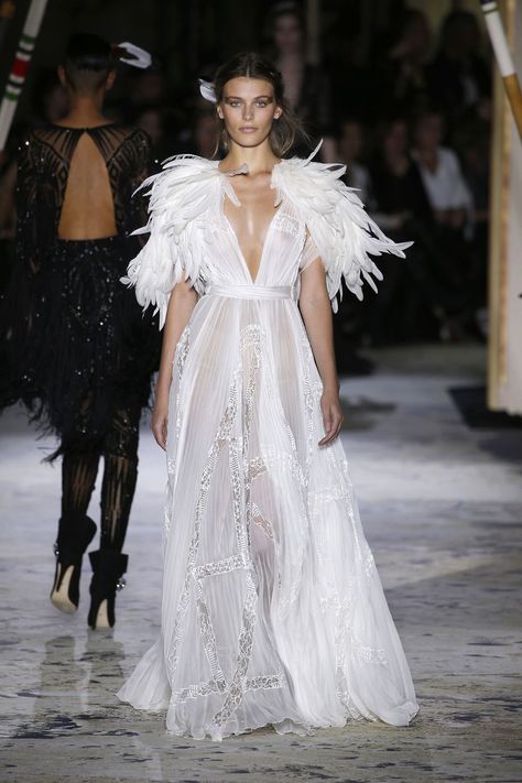 Valentino Runway Dresses, Fashion Haute Couture, Feather Gown, Fashion Show Runway, Fashion Show Dresses, Feather Fashion, 90s Runway Fashion, Couture Wedding Gowns, Runway Dresses