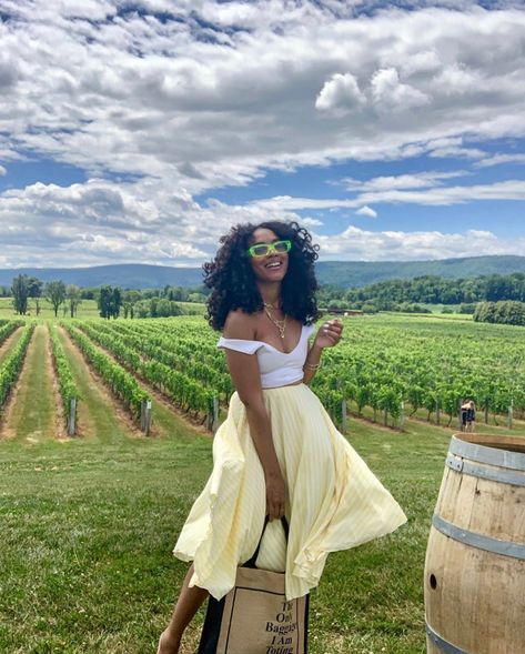 Winery Picture Ideas Instagram, Italy Black Women, Feminine Women Aesthetic, Soft Luxury Aesthetic, Black Luxury Aesthetic, Black Feminine Outfit, Afro Outfits, Vineyard Outfit, Picnic Outfit Summer