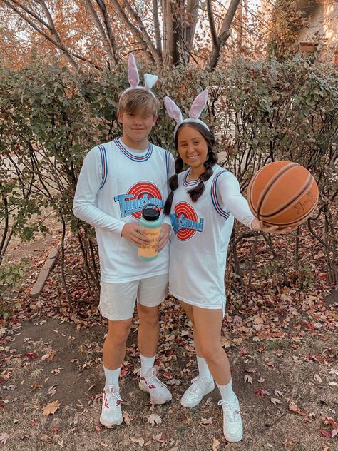 Vsco Couple Costumes, Space Jam Couples Costume, Space Jam Costume Couple, Halloween Costumes For Teenage Couples, Cute And Simple Couple Halloween Costumes, Space Jam Group Costume, Holloween Costume For Bf And Gf, Couples Halloween Costume High School, Couples Costumes High School