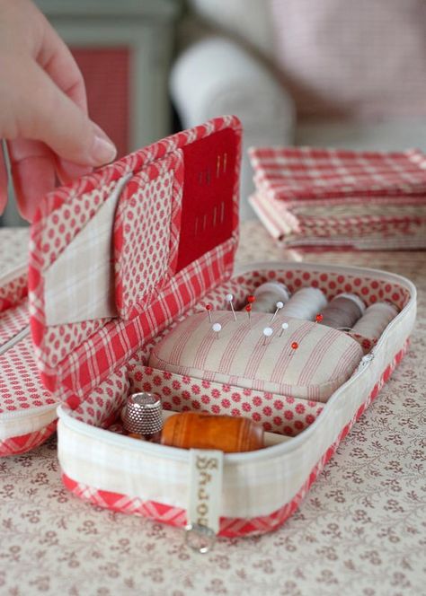 Sewing Organizer Pattern, Sewing Tools Organizer, Sew Tips, Sewing Kit Pattern, Travel Sewing Kit, Travel Sewing, Sew Ins, Trendy Sewing, Beginner Sewing Projects Easy