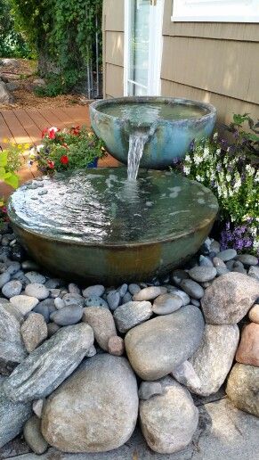 Front Water Fountain, Small Pond Fountain, Water Feature Backyard Landscaping, Flower Bed Water Feature, Patio Water Features Ideas, Yard Water Features, Small Pond Ideas, Diy Garden Decorations, Garden Water Features