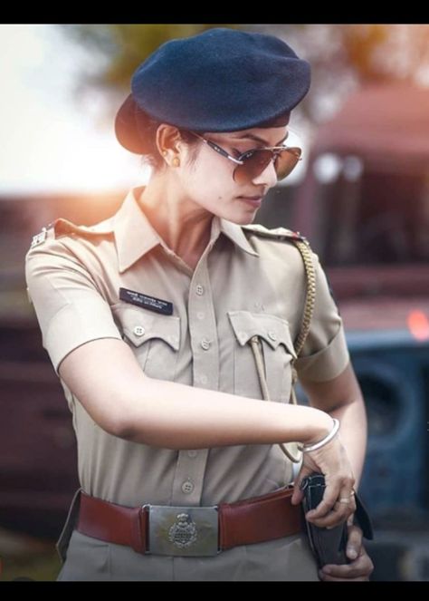 Ips Officers Lady, Army Workout, Female Police Officers, Female Cop, Drawing Couple Poses, Gals Photos, Cute Couples Photography, Best Profile Pictures, Army Women