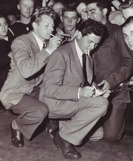 Danny Kaye and John Garfield Hollywood Canteen, Vintage Actors, Golden Hollywood, Danny Kaye, John Garfield, Signing Autographs, Robert Taylor, Errol Flynn, Hollywood Men