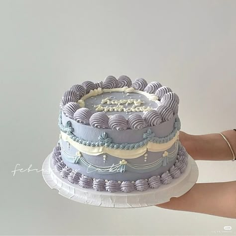 Purple Blue Cake Birthday, Purple Korean Cake, Blue And Purple Cake, Cake Presentation Ideas, Bridgerton Cake, Olive Cake, Purple Birthday Cake, Round Birthday Cakes, 19th Birthday Cakes