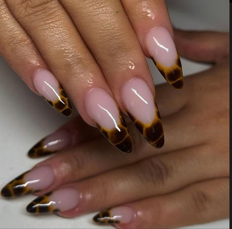 Pedicure Valentines, Birthday Nails Summer, Chrome Nails Acrylic, Tortie Nails, Stile Kylie Jenner, Fall Nail Inspo, Minimal Nails, Work Nails, Classy Acrylic Nails