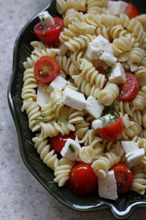 Margarita Pasta Salad: An Old Standby-Add some leftover grilled chicken and you have a great make-ahead-and-eat-on-the-deck lunch or dinner!  Sweet tea recommended... :) Margarita Pasta, Everybody Always, Tailgating Food, Veggie Pasta Salad, Pantry Recipes, Fresh Tomato Recipes, Summer Foods, Pasta Salads, Homemade Pasta