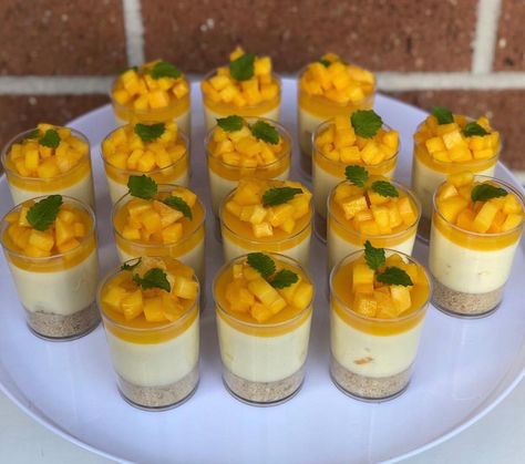 Mango Cheesecake Shooters, Mango Cheesecake Cups, Custard Decoration Ideas, Mango Dessert Cups, Mini Mango Cheesecake, Mango Decoration, Cake Shots, Dessert Cups Recipes, Wedding Goodies