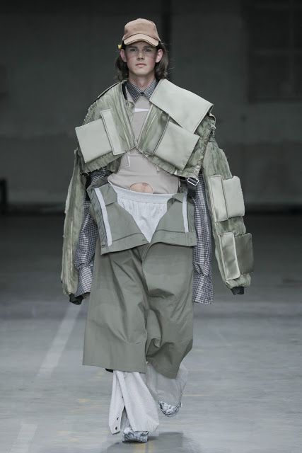 Deconstruction Fashion Men, Deconstruction Fashion, Conceptual Fashion, Cyberpunk Fashion, Hipster Outfits, Futuristic Fashion, Beautiful City, Fashion Shows, Mode Inspiration