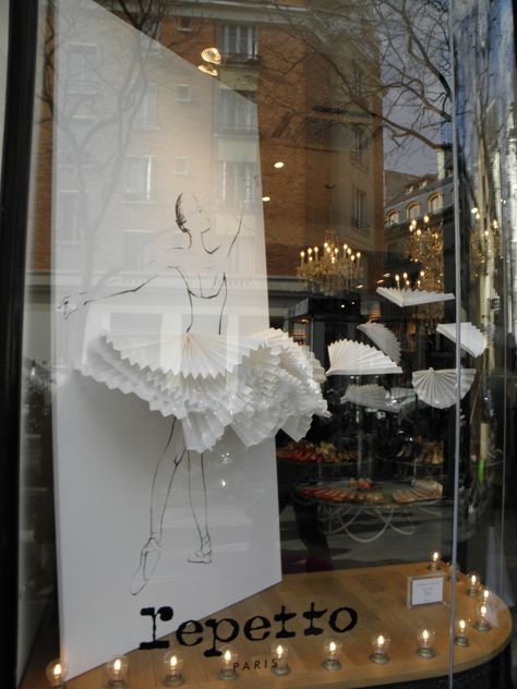 Paris Shops, Ballet Shop, Dance Studio Decor, Window Display Retail, Dance Store, Store Window Displays, Visual Merchandising Displays, Window Display Design, Paint Drop