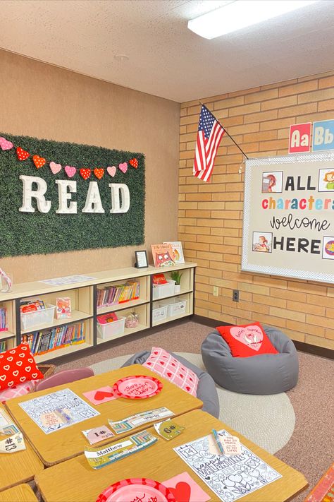 Preppy Classroom, Teacher Vision Board, Teacher Organisation, Cozy Classroom, Elementary Classroom Themes, Teacher Decor, Teacher Aesthetic, Classroom Lesson Plans, Boho Classroom