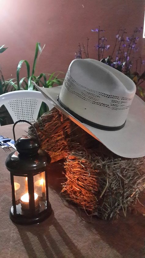 Cowboy Hat Centerpiece Ideas, Boots And Bling Party Theme, Cowboy Hat Centerpiece, Cowboy Centerpieces, Western Centerpieces, Cowboy Theme Party, Bling Party, Graduation Tables, Black Cowboy Hat