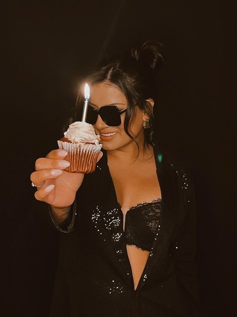 Birthday Session Woman, Birthday Photography Outdoor, Birthday Post Instagram Pictures, 35 Birthday Photo Shoot, Indoor Birthday Photoshoot Ideas, Diy Birthday Shoot, Happy Birthday Photoshoot, Diy Birthday Photoshoot At Home, 27th Birthday Ideas For Women