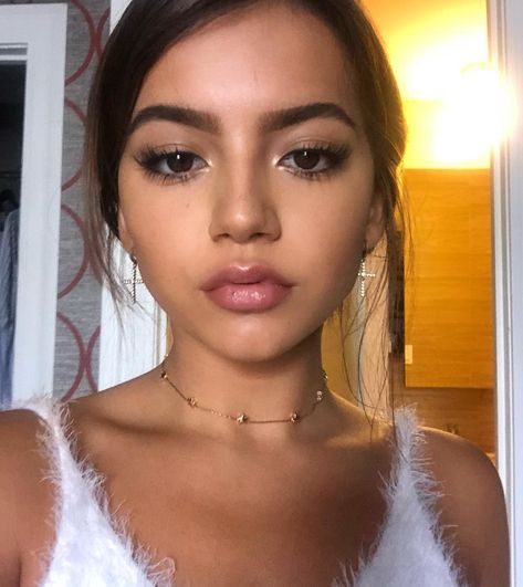 my favorite person 😻😻 Isabela Moner Instagram, Isabela Merced, Isabela Moner, Makeup Eye Looks, Bold Makeup, Hollywood Fashion, Celebrity Look, Face Wash, Pretty Woman