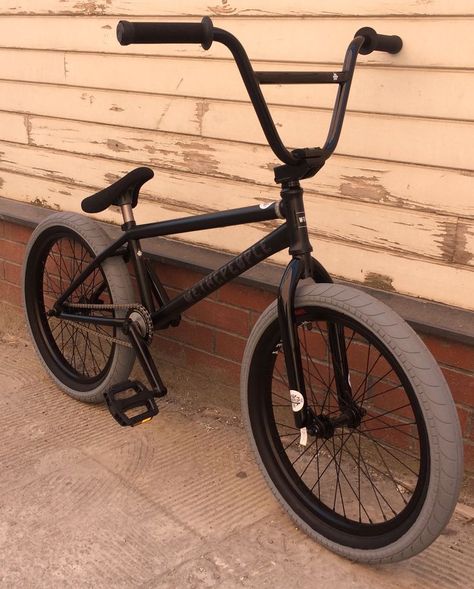 Bmx Colores Ideas, Bmx Aesthetic, Black Bmx Bike, Sunday Bmx, Low Rider Bike Bicycles, Black Bmx, Bmx Bandits, Haro Bmx, Bmx Bike Parts