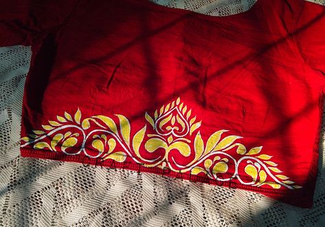 Simple kolka design on blouse Blouse Hand Painting Designs, Blouse Kolka Design, Blouse Fabric Painting, Fabric Painting On Blouse, Kalka Design, Alpona Art, Punjabi Art, Kolka Design, Blouse Painting