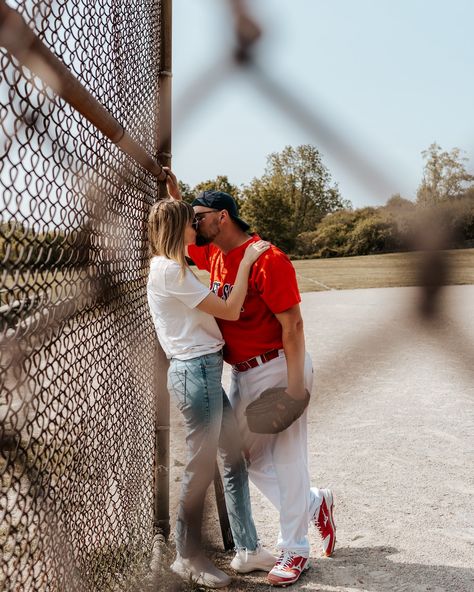 This is your reminder that photo sessions don’t always need to be in gardens or on beaches! (Although we still love a gorgeous nature shot) Your sessions and location should reflect you as a couple and can be as unique as you like. The opportunities are truly endless 😅 ID: A couple sitting against a fence in a baseball diamond. #KatieNelsonPhotography #PhotoShootLocation #UniquePhotoshootLocations #BaseballTheme #CouplesPhotography #CouplesPhotoInspo #LondonOntario #LondonON #LondonOntario... Softball Engagement Pictures, Baseball Couple Photoshoot, Baseball Field Family Photoshoot, Baseball Family Photoshoot, Family Baseball Photoshoot, Baseball Family Pictures, Baseball Pregnancy Announcement, Baseball Engagement Photos, Baseball Engagement