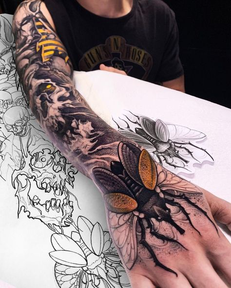 Cool Hand Tattoos, Best Hand Tattoos, Hand Tattoos For Men, Armpit Tattoo, Tattoo Main, Hand Tattoo Images, Beetle Tattoo, Skull Sleeve, Hand Tattoos For Girls