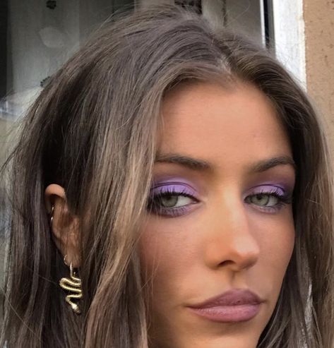 Green Eyes Purple Makeup, Green Eyes Purple Eyeshadow, Lavender Eyeliner, Daniella Jones, Purple Makeup, Eye Makeup Designs, Purple Eyeshadow, Vogue Beauty, Makeup Goals