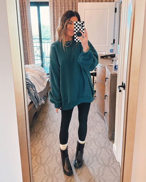 Oversized Tunic Sweatshirt Outfit, Crew Neck Sweatshirt Outfit Fall, Big Sweatshirt Outfit Leggings, Crewneck Outfit Fall, Large Sweatshirt Outfit, Oversized Sweatshirt And Leggings Outfit, Oversized Crewneck Outfit Leggings, Dressing Up A Crew Neck Sweatshirt, Dressing Up Sweatshirt