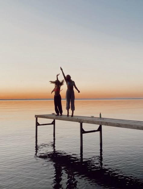 On The Dock Pictures, Sitting On Dock Aesthetic, Jumping Off Dock Aesthetic, Dock Sunset Pictures, Dock Picture Ideas, Dock Photoshoot Ideas, Dock Aestethic, Lake Pictures With Friends Dock, Dock Photo Ideas