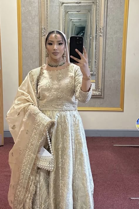 Hijab With Asian Outfit, Summer Wedding Indian Outfits, Modest Desi Outfits, Hijab With Desi Clothes, Bridesmaid Asian, Desi Wedding Makeup, Asian Bridesmaid Dresses, Baraat Outfit, Nikkah Aesthetic