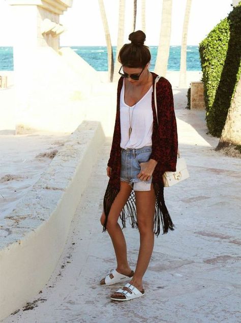 White tank, light wash jean shorts, maroon long knit sweater, and white Birkenstocks: this boho look is perfect for summer and totally chic Birkenstock Outfit Summer, Fashion Guys, Birkenstock Outfit, Boho Mode, Long Knit Sweater, Moda Chic, Boutique Fashion, Mini Shorts, Boho Look