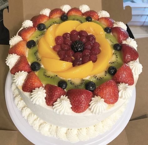 Fresh Cream Fruit Cake, Fresh Fruit Cake Design, Fruit Cream Cake, Cake With Whipped Cream Frosting, Fruit Whip, Fruit Cake Design, Cake With Whipped Cream, Whipped Cream Cakes, Cake Decorating Flowers