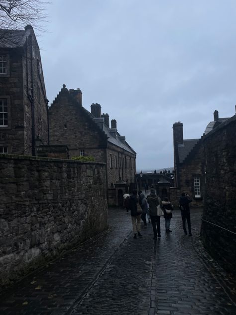 edinburgh fall autumn cold scotland Setting Inspiration, Edinburgh Winter Aesthetic, Edinburgh Castle Aesthetic, Edinburgh Dark Academia, Aesthetic Edinburgh, Edinburgh Aesthetic Dark Academia, Scotland Aesthetic, Edinburgh City, Dream Fantasy