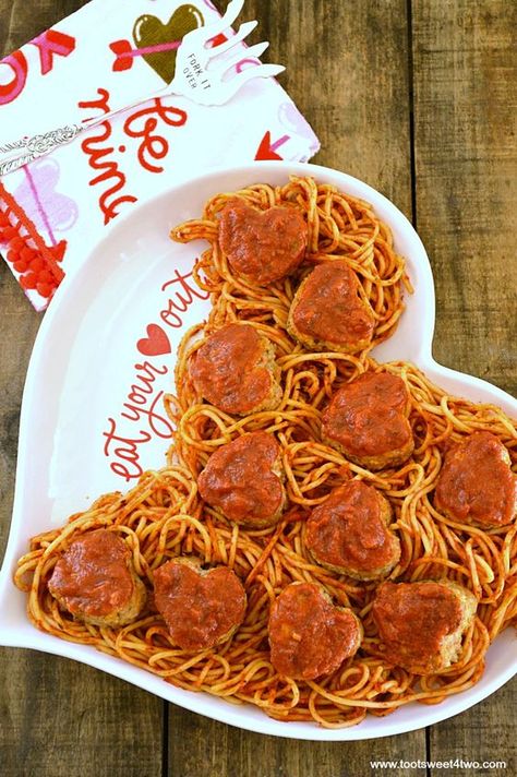 Delicious and fun dinner for Valentine's Day with heart-shaped meatballs. Meatballs With Spaghetti, Dinner For Family, Mushroom Pork Chops, Fun Dinner, Spaghetti Dinner, Franklin Bbq, Slow Cooker Roast, Leftover Turkey Recipes, My Sweetheart