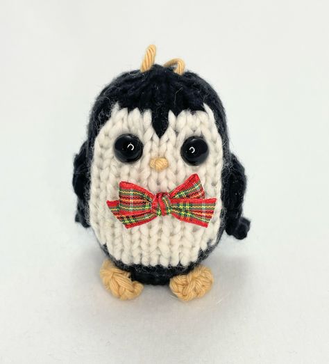 Penguin Knitting Pattern, Decorate A Christmas Tree, Penguin Pattern, Pocket Pet, Mini Toys, Purl Stitch, Dk Weight Yarn, Fine Craft, Yarn Projects