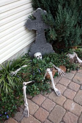 Sweet Something Designs: Halloween Scenery Halloween Flowerbed Ideas, Skeleton Coming Out Of Ground, Skeleton Coming Out Of Grave, Halloween Scenery, Scary Halloween Decorations Diy, Halloween Outside, Casa Halloween, Halloween Decor Diy, Adornos Halloween