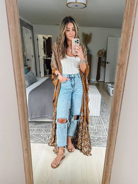 Cream Kimono Outfit, Womens Kimono Outfits, Duster Kimono Outfits, Free People Kimono Outfit, Boho Jean Outfits, Kimono Boho Outfit, Bohemian Jeans Outfit, Boho Duster Outfit, Boho Outfits With Jeans