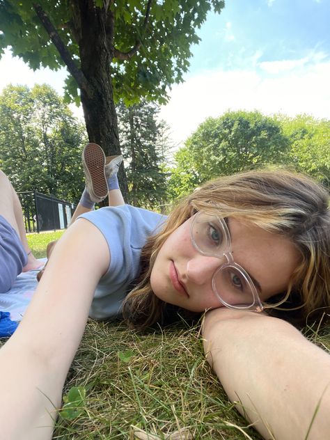 Pics Laying Down, Selfie Lying Down, Laying On The Grass Aesthetic, Grass Picture Ideas Instagram, Park Selfie Ideas, Garden Selfie Ideas, Nature Selfie Ideas, Grass Picture Ideas, Outdoor Selfie Ideas