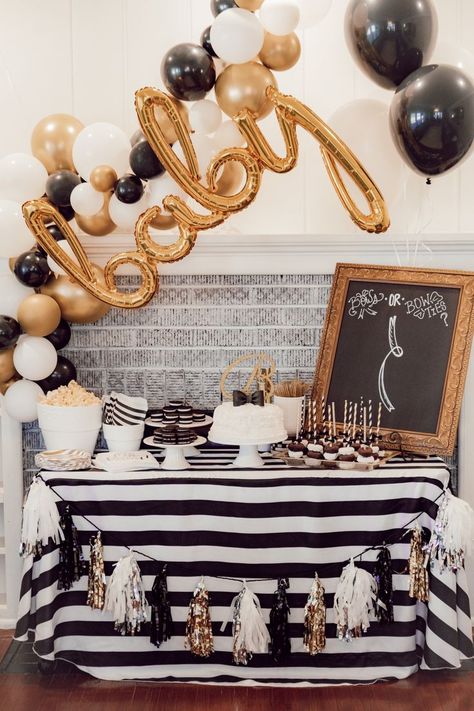 Black Gold Baby Shower, Gender Neutral Baby Shower Ideas, Neutral Baby Shower Ideas, Backyard Baby Showers, Halloween Gender Reveal, Baby Shower Theme Decorations, Bee Baby Shower Theme, White Baby Showers, Sprinkle Baby Shower