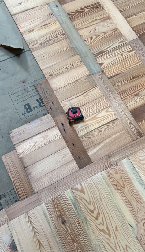 Pallet Wood Kitchen, Pallet Builds, End Grain Flooring, Wood Block Flooring, Scrap Wood Ideas, Table Top Ideas, Inlay Flooring, Old Wood Floors, Pallet Building