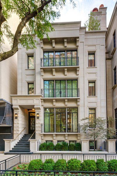 Not the facade but more of an example of the elevated front door with lower courtyard and juliete balcony. Apartments Exterior, Apartment Exterior, Classic Building, Townhouse Designs, Casas Coloniales, Apartment Architecture, Building Exterior, Cool Apartments, Facade Architecture