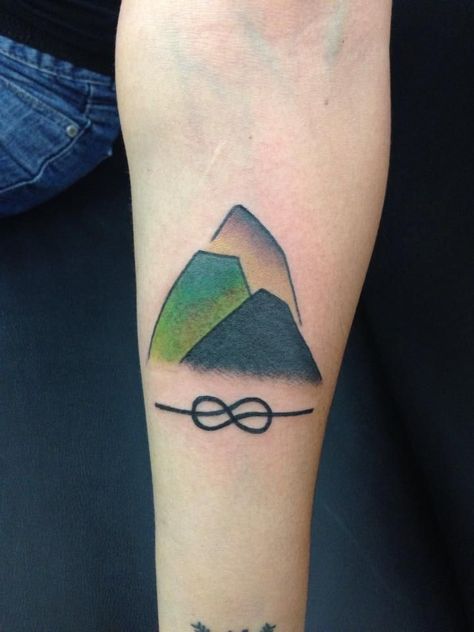 My mountain tattoo and the eight knot my passion for rock climbing. Climbing Tattoo, Polish Tattoos, Mountain Tattoo Simple, Hiking Tattoo, Temporary Tattoo Sleeves, Knot Tattoo, Wicked Tattoos, Shoulder Tattoos For Women, Thigh Tattoos Women