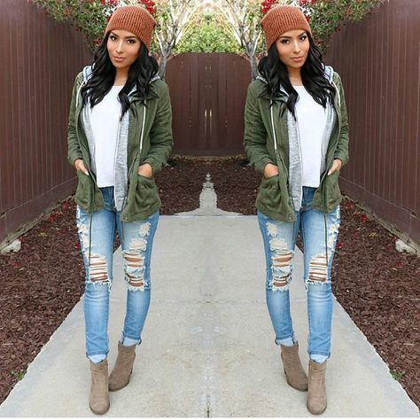 Loving this look. Fall outfit Jeans And Booties Outfit, Night Outfits Fall, Date Night Outfits Fall, Beanie Outfits, Beanie Diy, Jeans And Booties, Winter Birthday Outfit, Beanie Outfit, Date Night Outfits