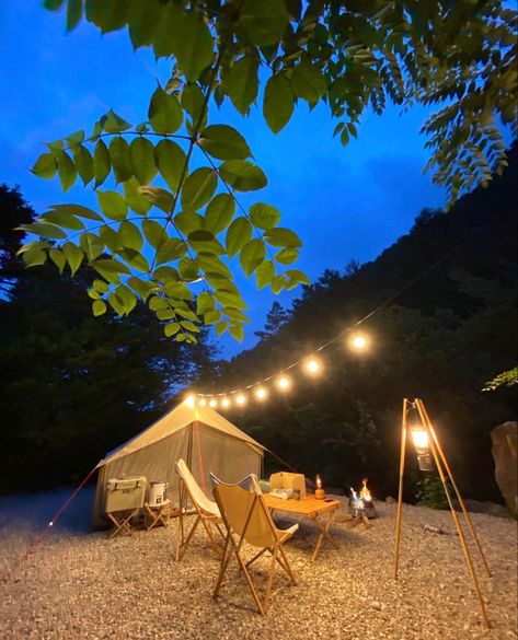 Pinterest: yeayme ]| @so__hyeon Korean Camping Tent, Korean Camping Aesthetic, Korean Camping, Japanese Camping, Camping Cafe, Minimalist Camping, Aesthetic Camping, Picnic Basket Set, Cozy Camping