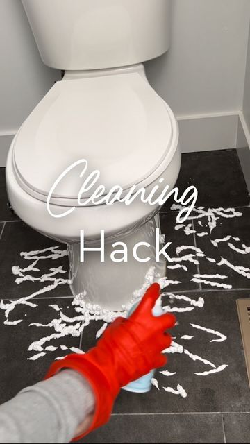 Clean Bathroom Floor, Clean Grout, Bathroom Spray, Cleaning Motivation, Cleaning Cloths, Grout Cleaner, Tile Flooring, Life Hack, Toilet Cleaning