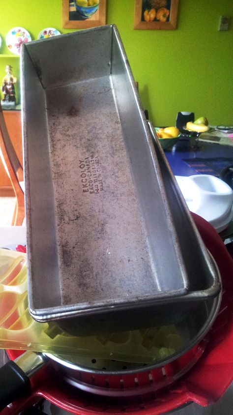 Loaf Pan Crafts, Old Cake Pans Crafts, Repurposed Bread Pans Ideas, Bundt Pan Repurpose Upcycling, Upcycle Old Pots And Pans, Vintage Cake Pans Repurposed, Old Cheese Grater Ideas, Upcycle Frying Pan, Upcycle Bundt Pan