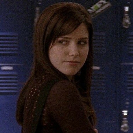 Vampire Haircut, Brooke Davis Hair, One Tree Hill Cast, Brooke Davis, Film Reels, Sophia Bush, How To Style Bangs, One Tree Hill, Pretty Woman