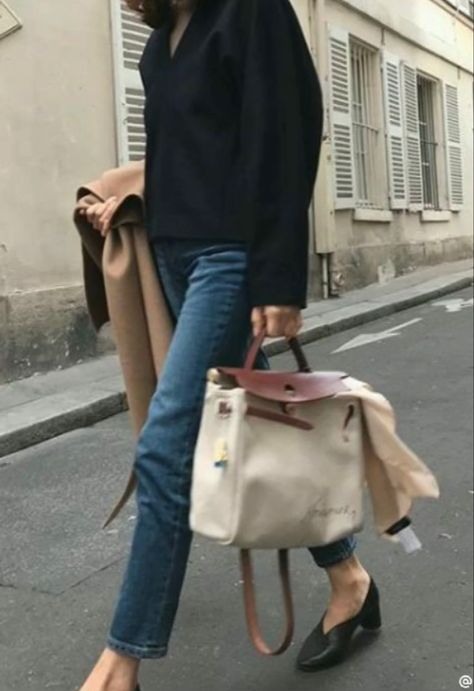 Herbag Hermes Outfit, Her Bag Hermes, Hermes Herbag Outfit, Herbag Hermes, Street Style Handbags, Hermes Lindy, Blue Jean Outfits, Brown Eyed Girls, 가을 패션