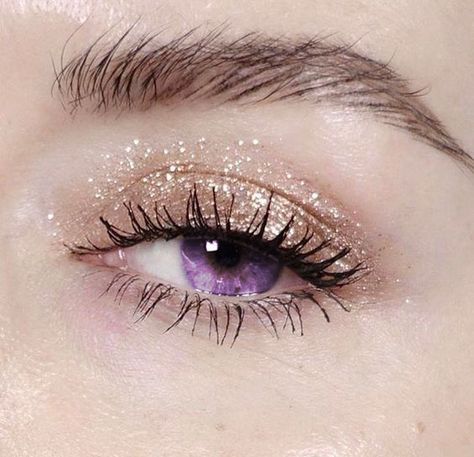 Subtle glitter shadow Simple Party Makeup, Extreme Make-up, Matte Make Up, Make Up Diy, Eyeshadow Tutorial For Beginners, Eyeliner Tips, Party Make-up, Alat Makeup, Holiday Makeup Looks