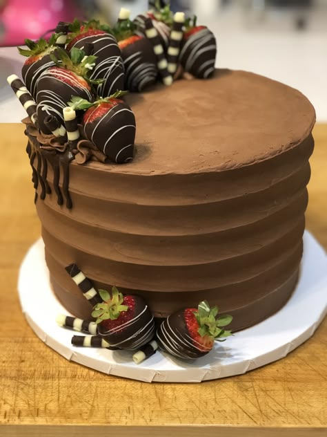 Chocolate Anniversary Cake, Christmas Cake Design, Layer Cake Au Chocolat, Chocolate Birthday Cake Decoration, Yummy Chocolate Cake, Chocolate Fruit Cake, Chocolate Covered Strawberry Cake, Delicious Chocolate Cake, Strawberry Birthday Cake