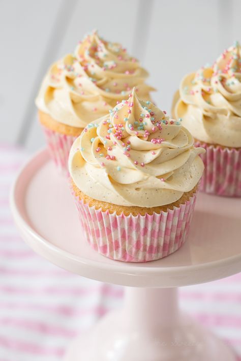 The Sweetest Taste: Cupcakes de vainilla (Receta definitiva) Sprinkles Cupcake Recipes, National Cupcake Day, Cupcake Day, Yoghurt Cake, Sprinkle Cupcakes, Sprinkle Cake, Yummy Cupcakes, Vanilla Cupcakes, Pumpkin Cake