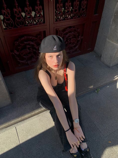 Kangol Beret Outfit, Kangol Hat Outfit, Flat Cap Women Outfits, Kangol Hats Women Outfit, Cap Women Outfit, Flat Cap Women, Kangol Hat, Beret Outfit, Kangol Hats