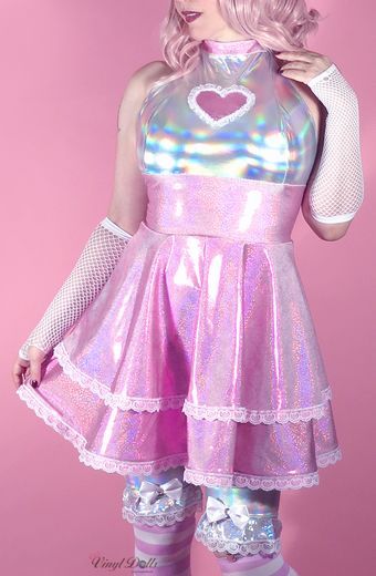 Pink Space Outfit, Pink Cyberpunk Outfit, Cyberpop Fashion, Pink Heart Outfit, Uchuu Kei, Holographic Dress, Holographic Accessories, Festival Outfit Ideas, Pink Heart Dress