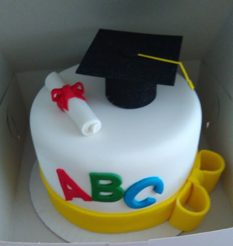 Kids Graduation Cake Ideas, Graduation Cake For Kindergarten, Kindergarten Cake Graduation, Nursery Graduation Cake, Kindergarten Cake Ideas, Graduation Cake For Kids, Kindergarten Graduation Cake Ideas, Kindergarten Cake, 16th Birthday Cake For Girls