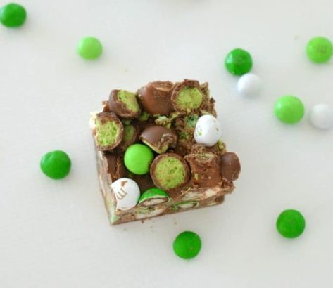 Chocolate Mint Rocky Road - Create Bake Make Mint Patties, Rocky Road Fudge, Rocky Road Recipe, Mint Desserts, Peppermint Crisp, Chocolate Marshmallows, Chocolate Mint, Rocky Road, Birthday Food